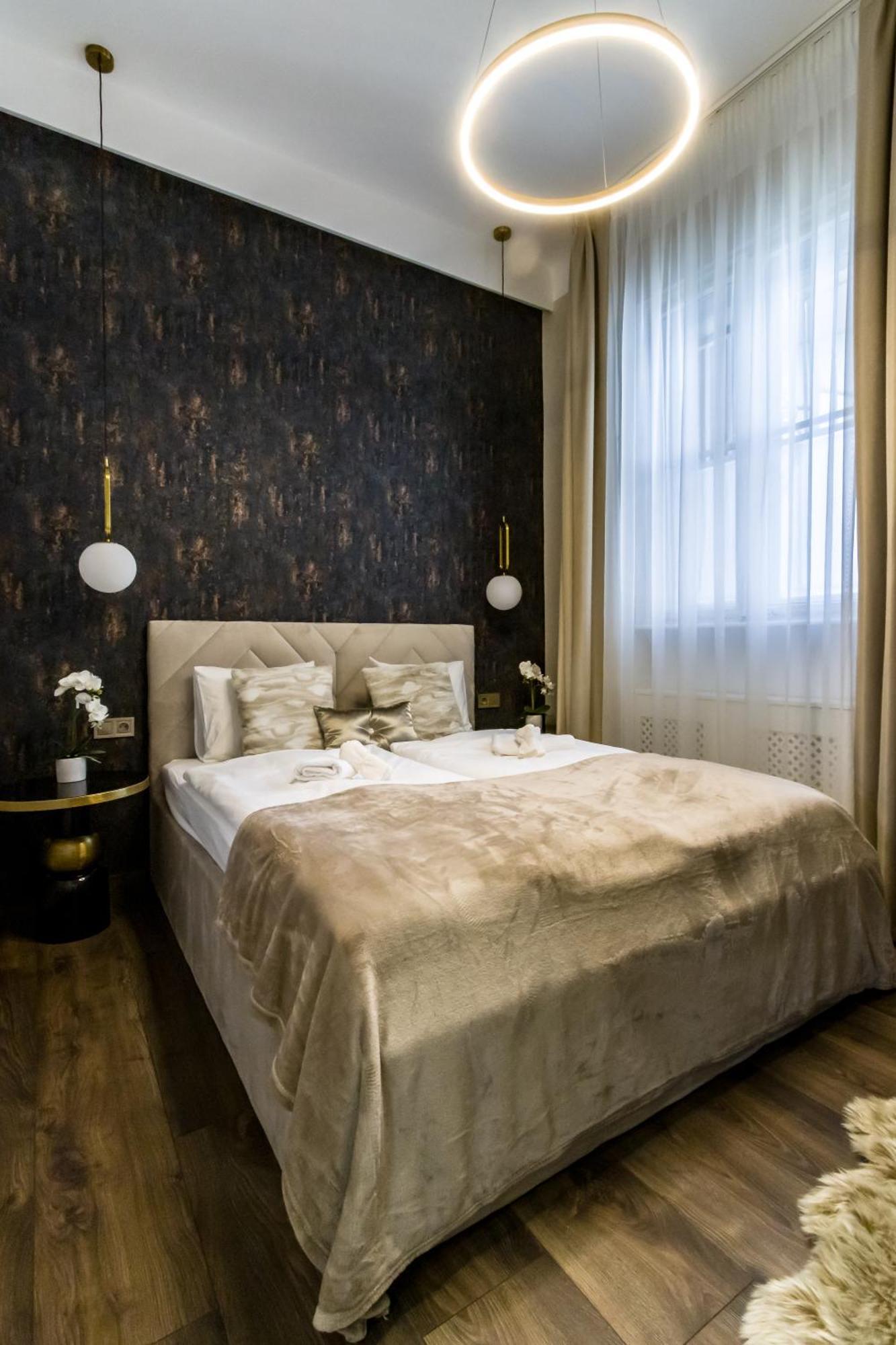 N16 Deluxe Budapešť