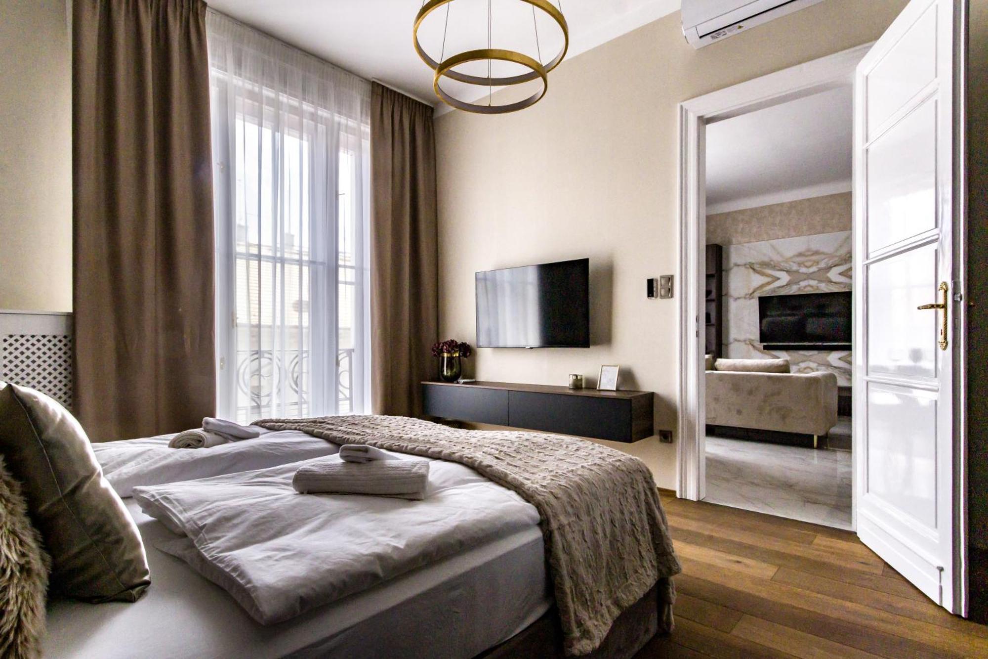 N16 Deluxe * Budapešť