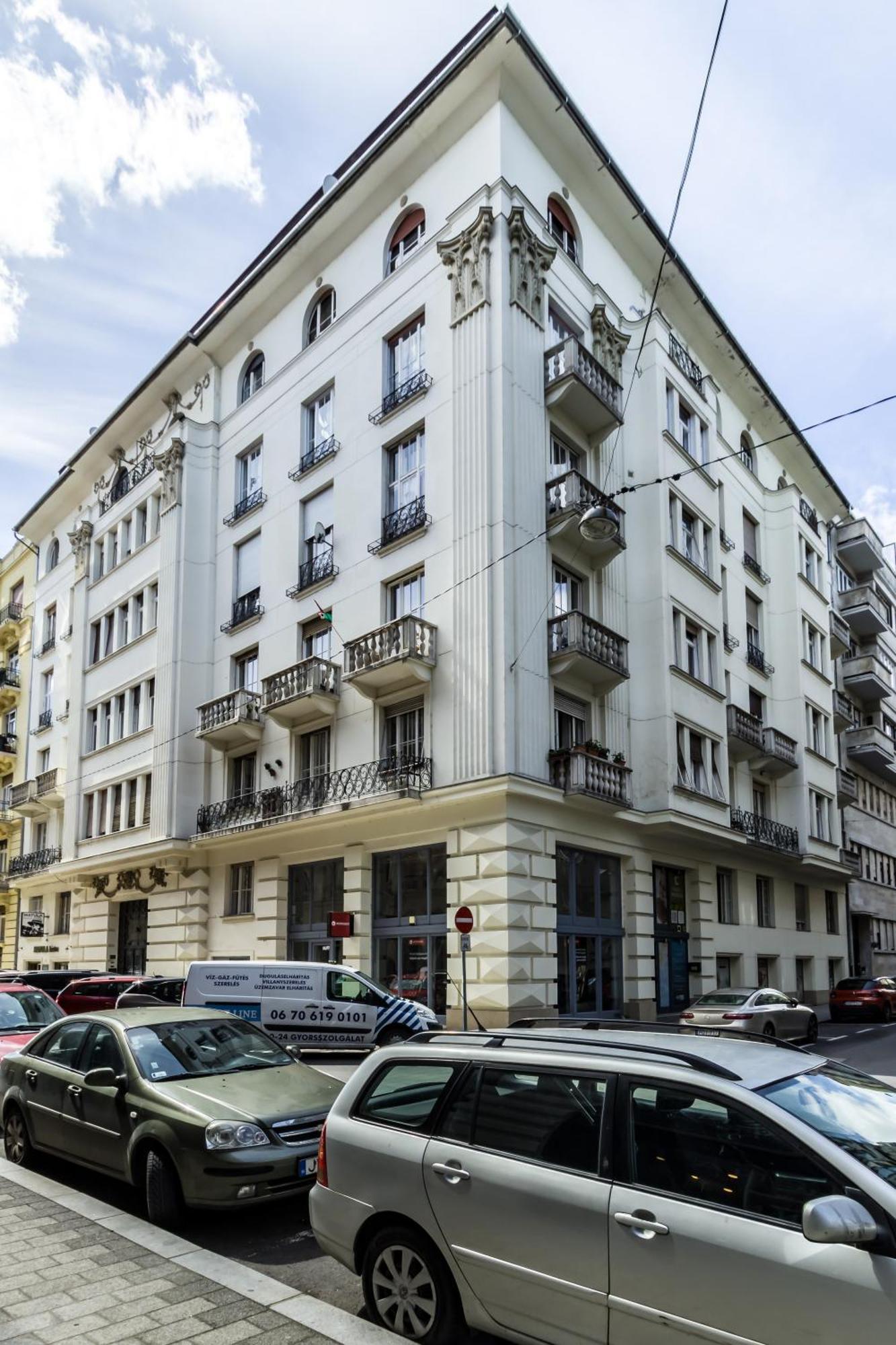 N16 Deluxe * Budapešť
